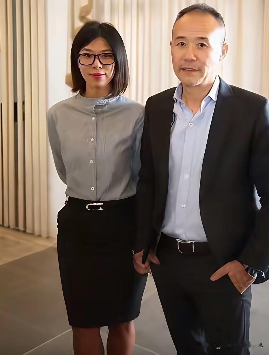 王石旁边这个美女看着好眼熟，就是叫不出名字来！[捂脸哭][捂脸哭]