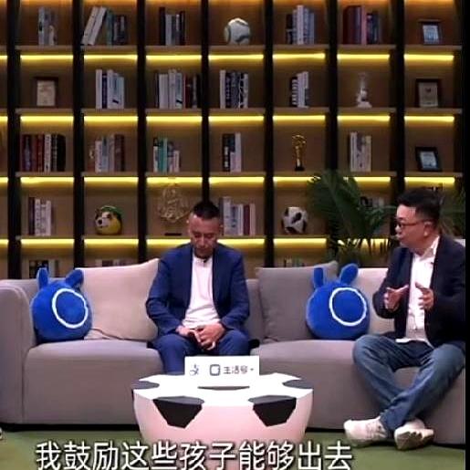 当毛剑卿跟着足球小将去到西班牙时，场边的那一下沉默，比任何口号都刺耳。四年级的
