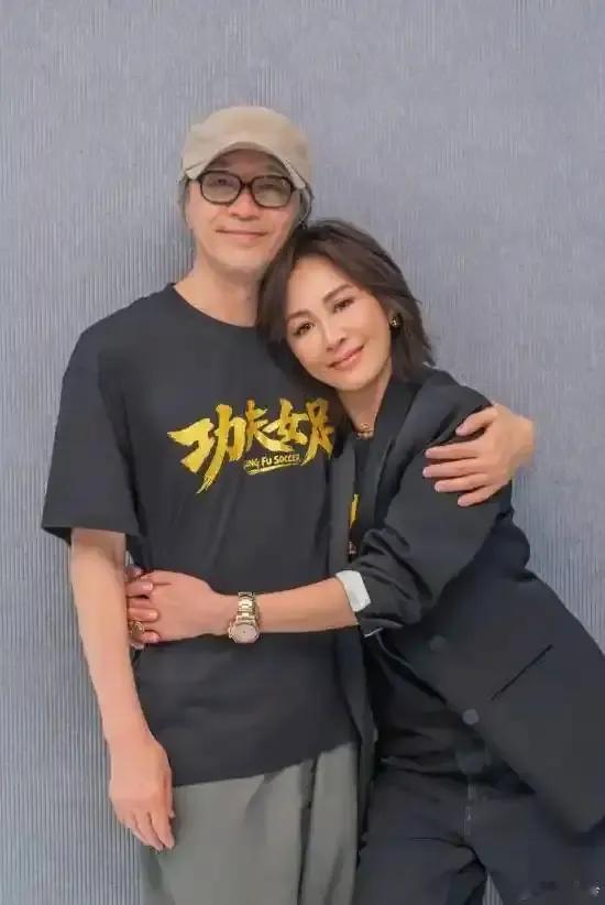 刘嘉玲这样抱着周星驰，为什么梁朝伟不吃醋，原因其实很简单，并不是因为他们感情