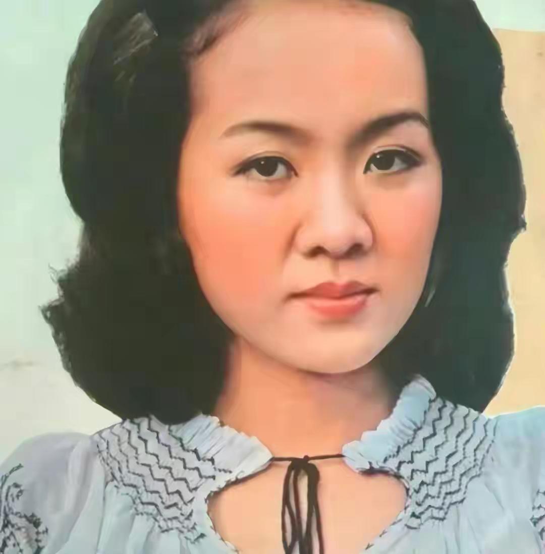当时很多艺人放弃国内大把挣钱机会，去出国，只能说眼光短现在再回来，已经晚了，现
