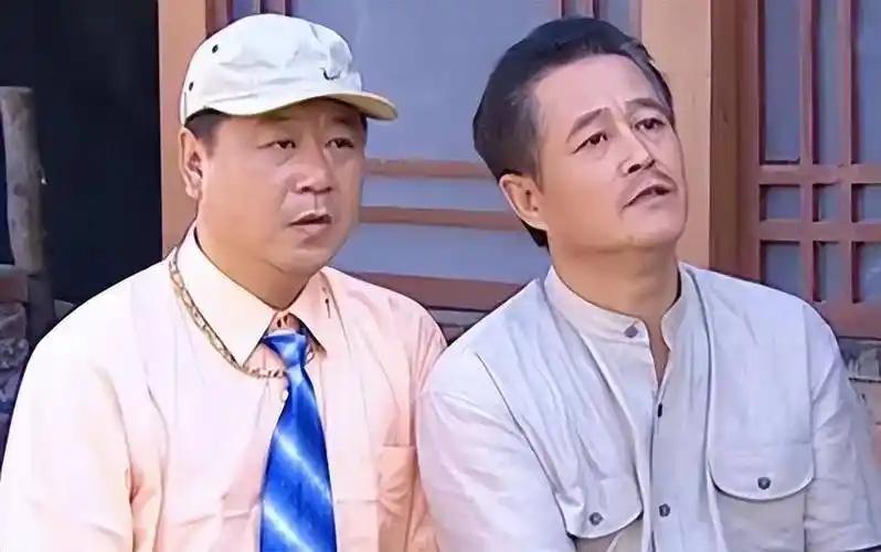 2005年，范伟在小饭馆吃饭，突然一个陌生人走到他跟前，拍了下他的肩膀，范伟一阵