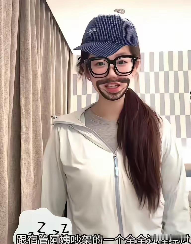 大反转来了。随着女子社交账号被网友扒出，舆论风向发生明显变化。账号一共8条视频，