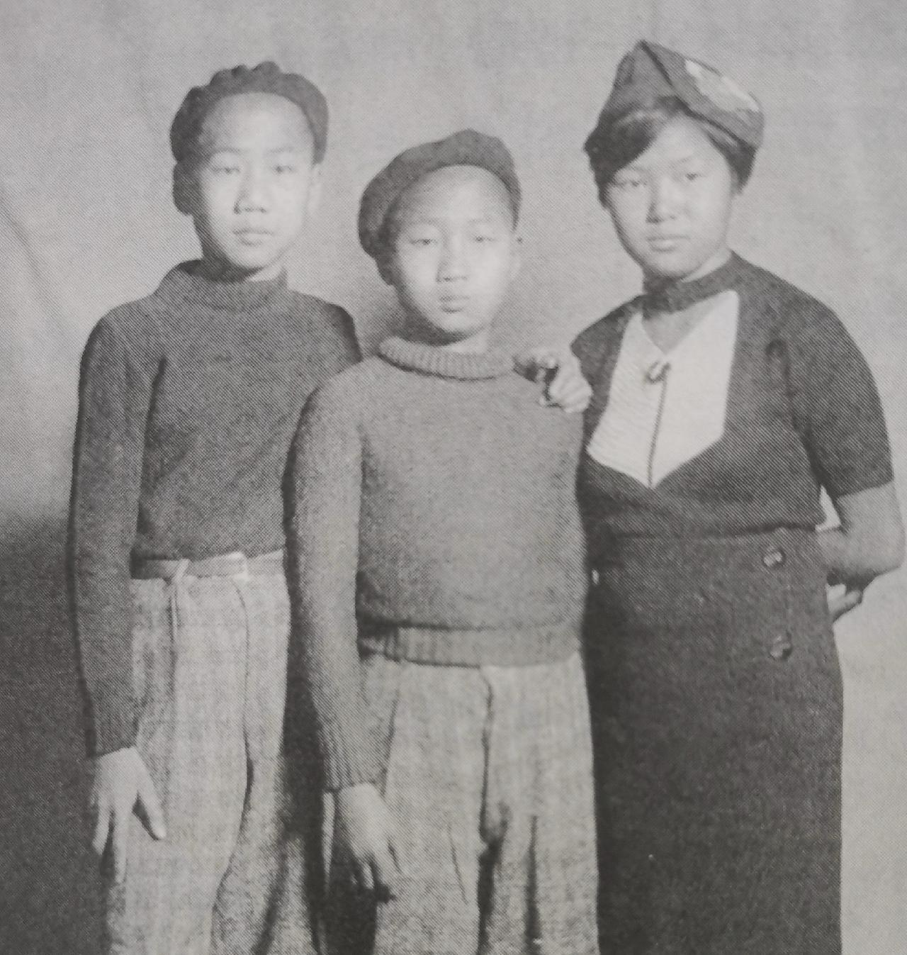 毛岸英和毛岸青兄弟在莫斯科的珍贵合影。最右边那个女孩是谁？