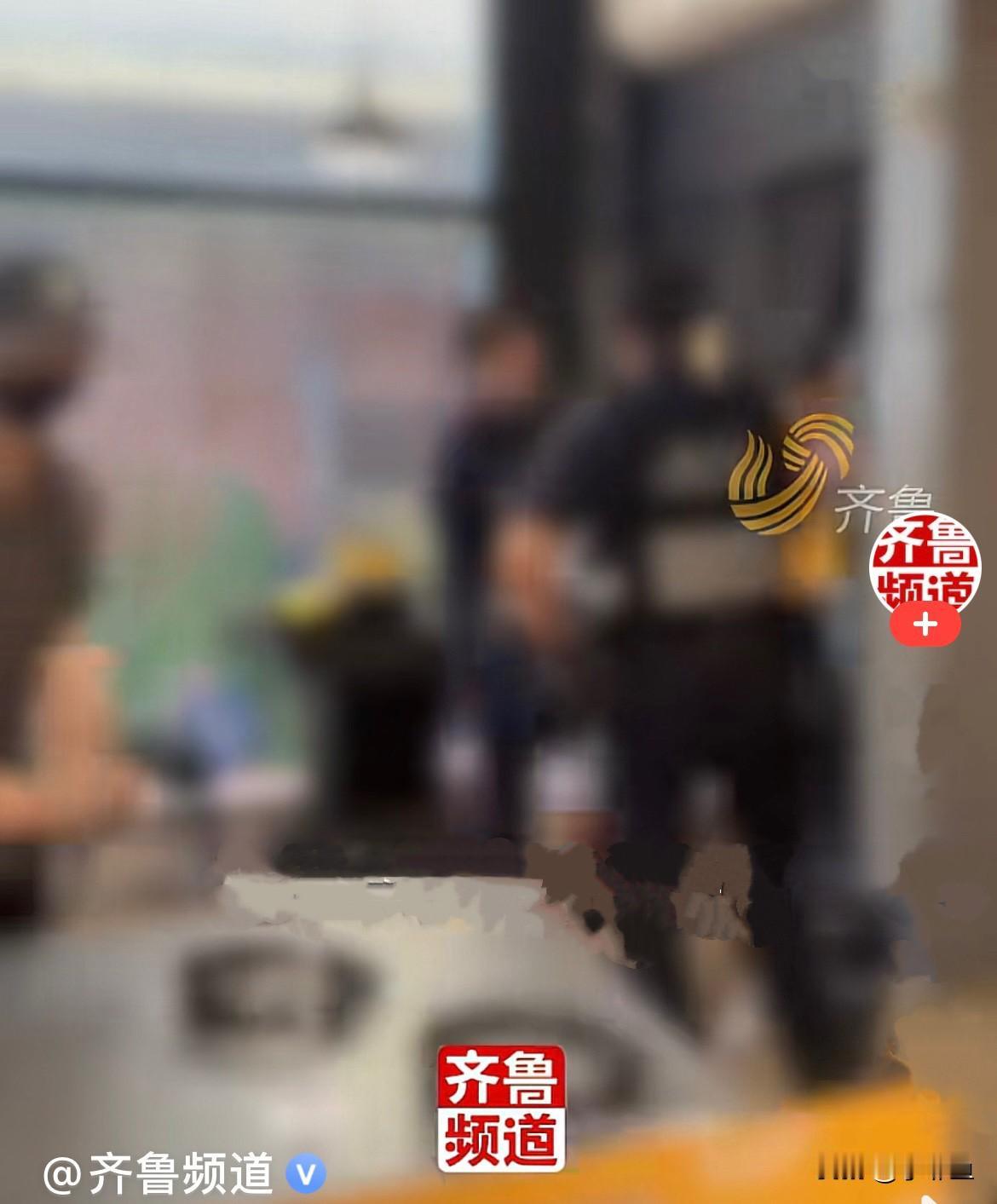 近日，重庆渝中区，一家三口去吃自助小火锅，店里规则清清楚楚、明明白白写着：一人一