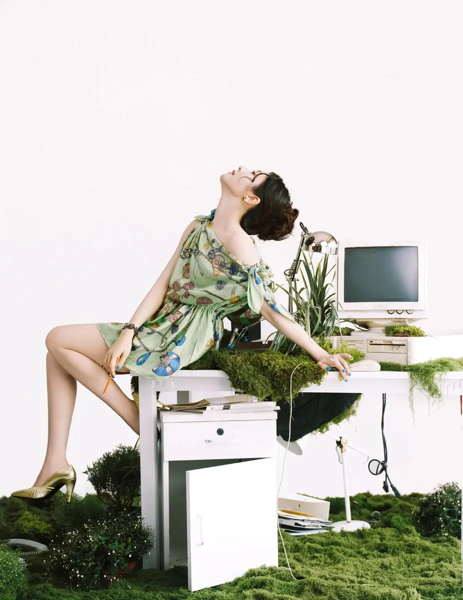 李兰迪穿绿色斜肩裙秀好身材！