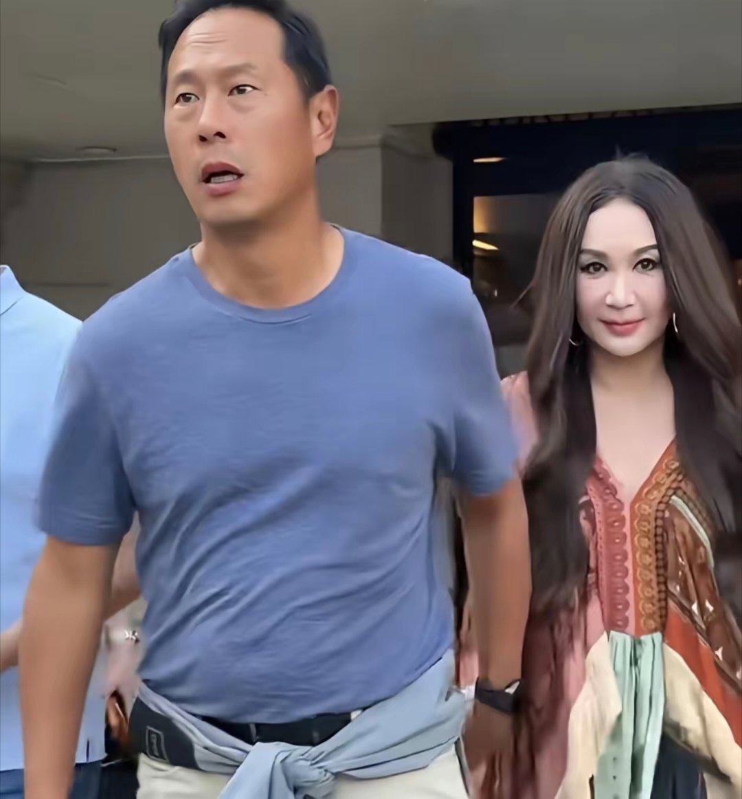 温碧霞60岁了吧，一辈子这个发型，发量还这么多，保养的太好了​​​