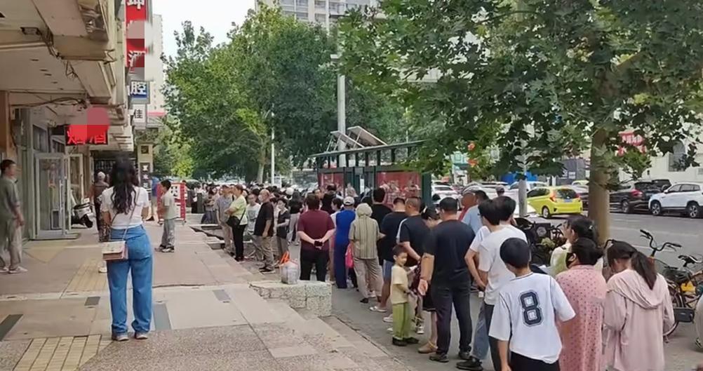很难相信，买块月饼居然排这么长的队伍！天津的狗不理包子，煎饼果子，大麻花闻名遐