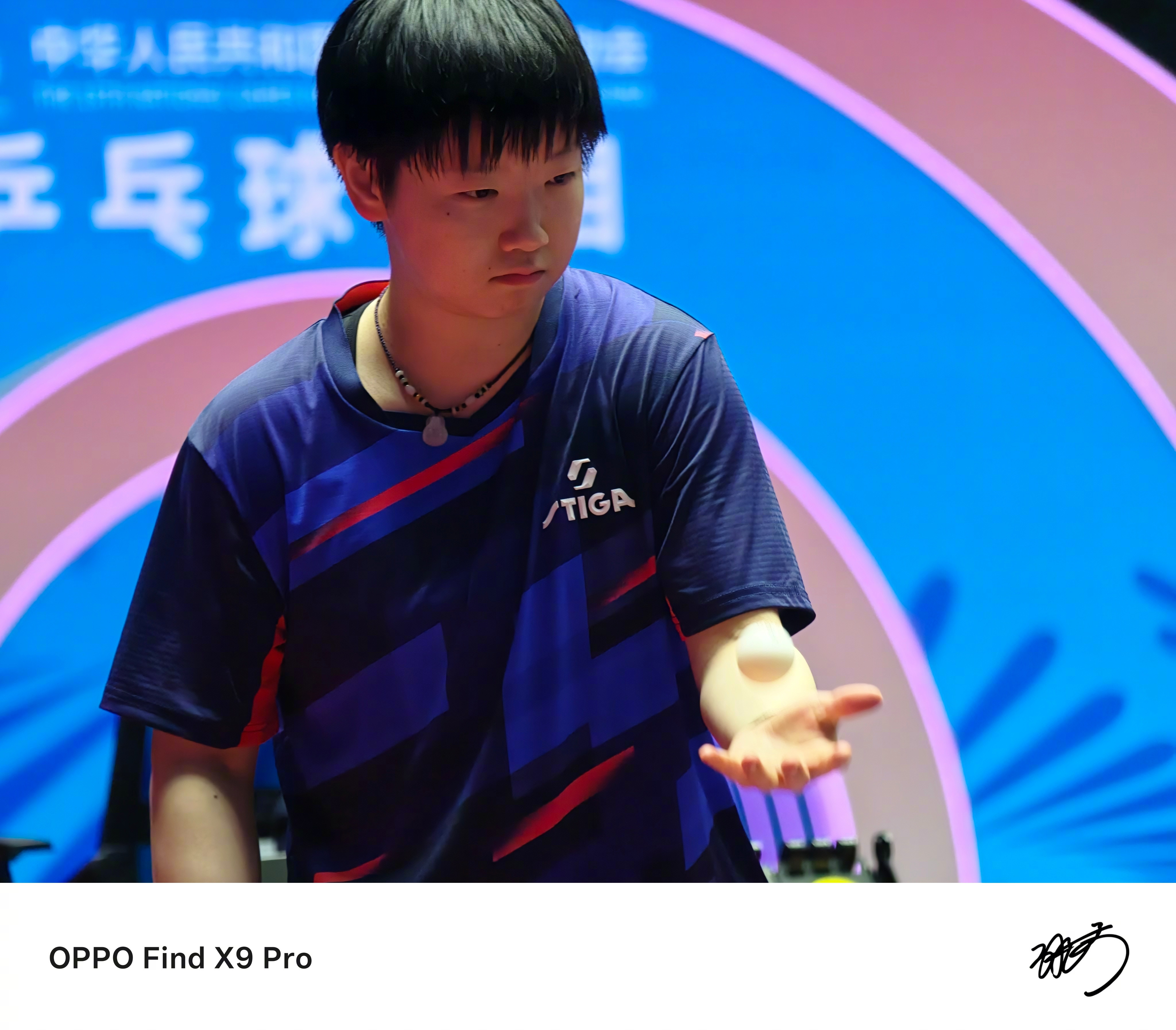 乒乓球拍击出的每一球，与手机快门按下的每一拍，都在记录着赛场内外的精彩瞬间。谈