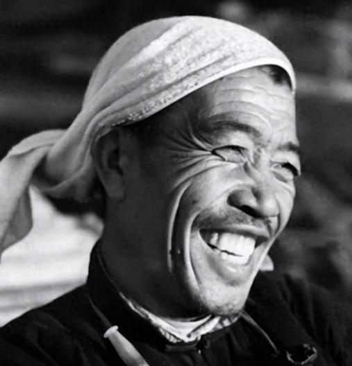 1986年，曾经的国务院副总理陈永贵病逝，大寨村民自发搭了灵棚祭奠。消息传到县里