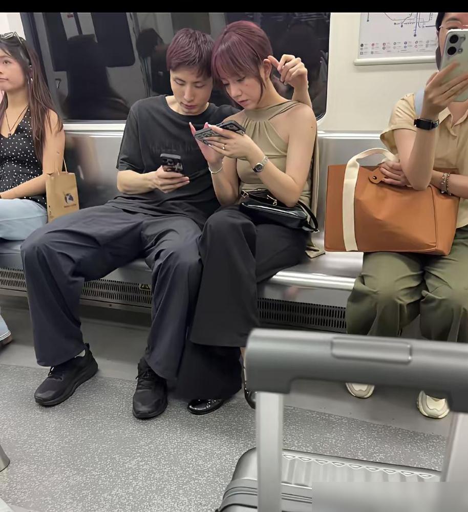 石宇奇有点说不清了？最近网上传的那张地铁同框照我也刷到了，俩人凑一块低头玩手