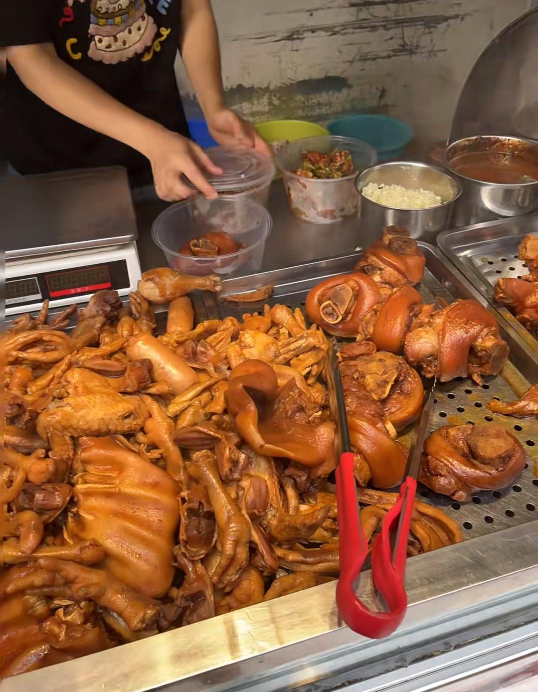 在卤味店排队时,我差点没忍住吐槽——一对50来岁的夫妻挑了个90块的猪肘,男的刚
