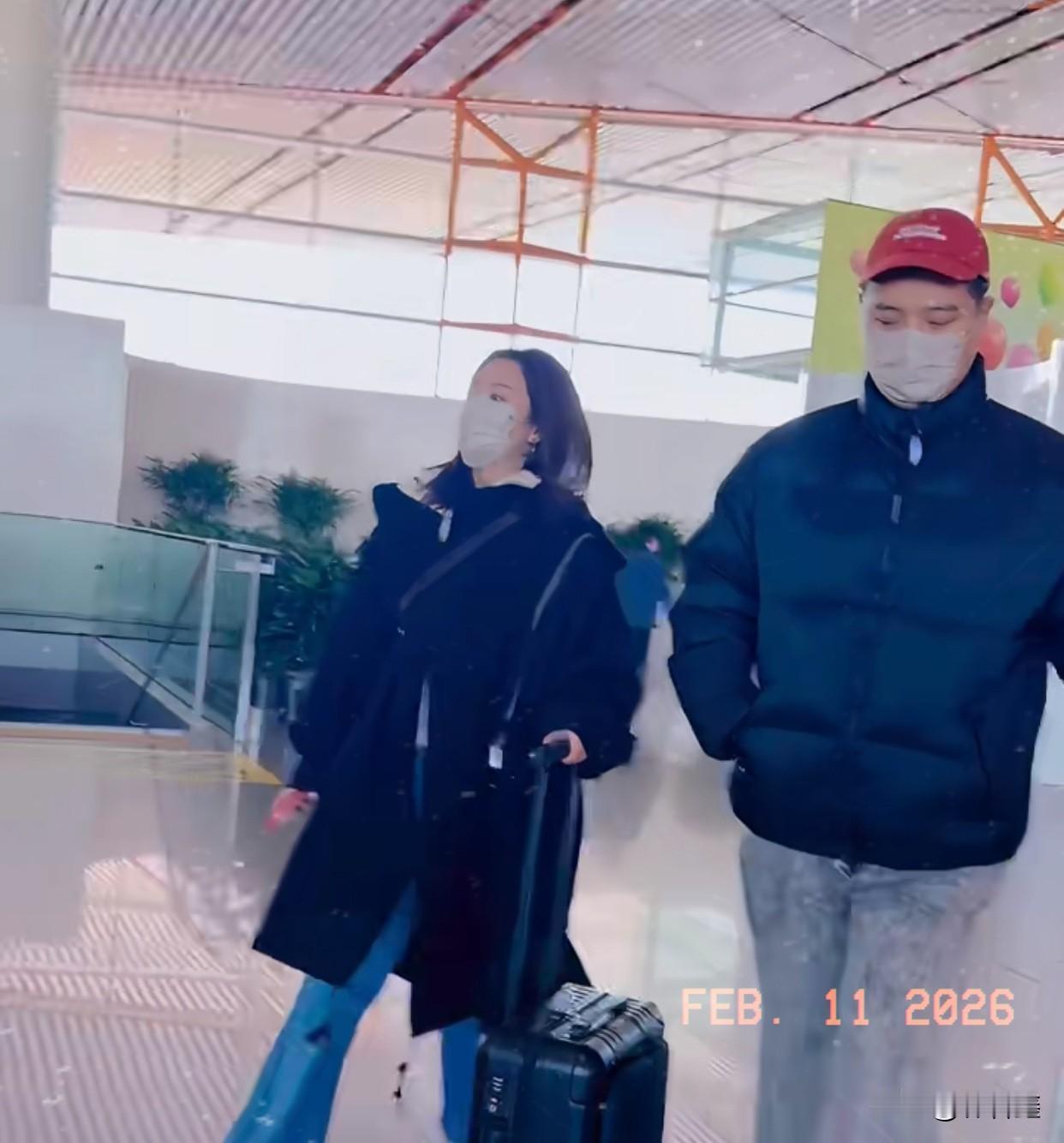 李纯马頔现身机场被偶遇，二人感情稳定，李纯大方和网友打招呼！有网友在网上晒出