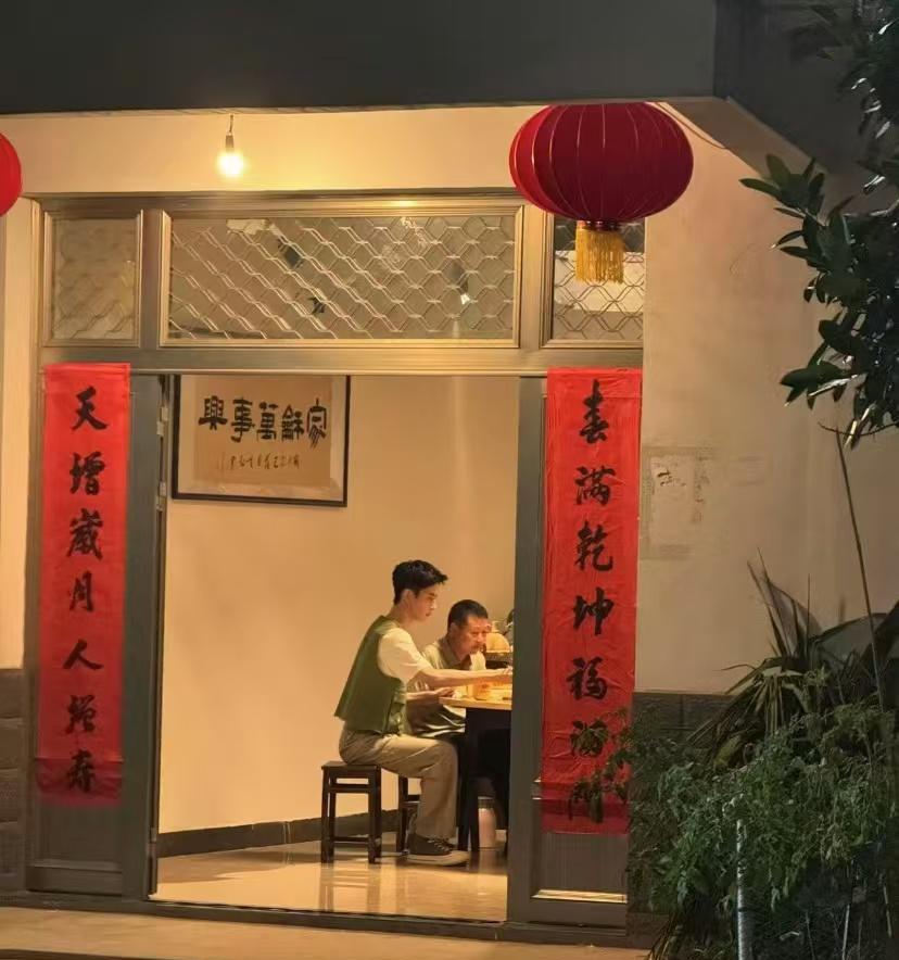 于朦胧坠楼前参加综艺的路透！这是在网友的家门前所拍到的，于朦胧非常非常瘦，那手