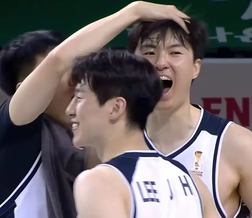 每次看到李贤重，就想到郭昊文，两人国青时期就是宿敌，那个时候中国国青在郭昊文，徐