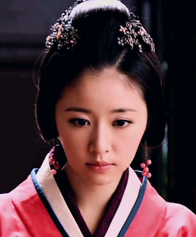 公元前191年，吕后将宫女分派诸侯，窦姬阴差阳错远嫁代国。清河县寒门女子