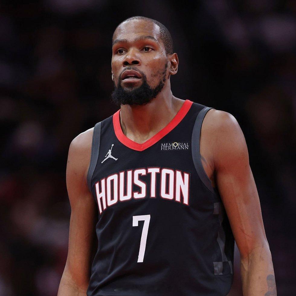 杜兰特是火箭队中防守对方球员命中率最高的球员，达到39.8%。在至少防守过100