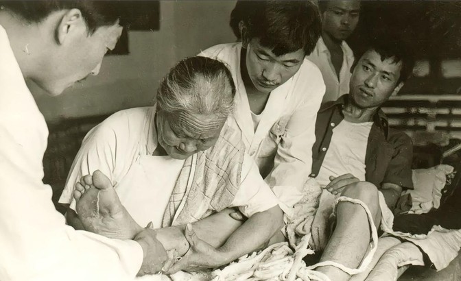 1965年，邓颖超的腰部扭伤严重，用了许多方子也不见好转，周总理见状只好把一位女