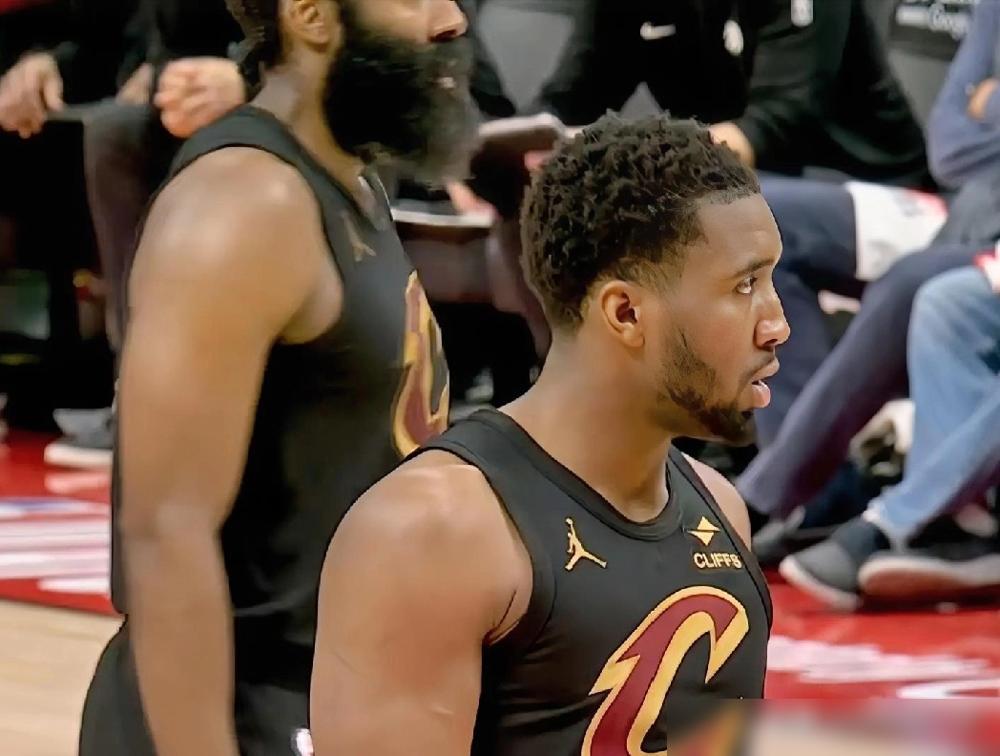 末节领先8分，眼看就要拿下，米切尔和哈登突然就不会打球了。我告诉你，这不是意外，