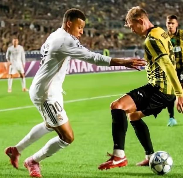 蓉城新后卫不是等闲之辈！降本增效的成都蓉城等来了自由身加盟的后卫索罗金，蓉城引进