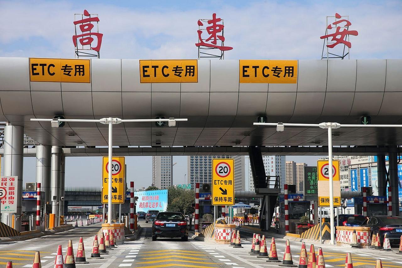 8月24日，一名网友给交通运输部留了句话：能不能把ETC设备取消？7年前，银行员