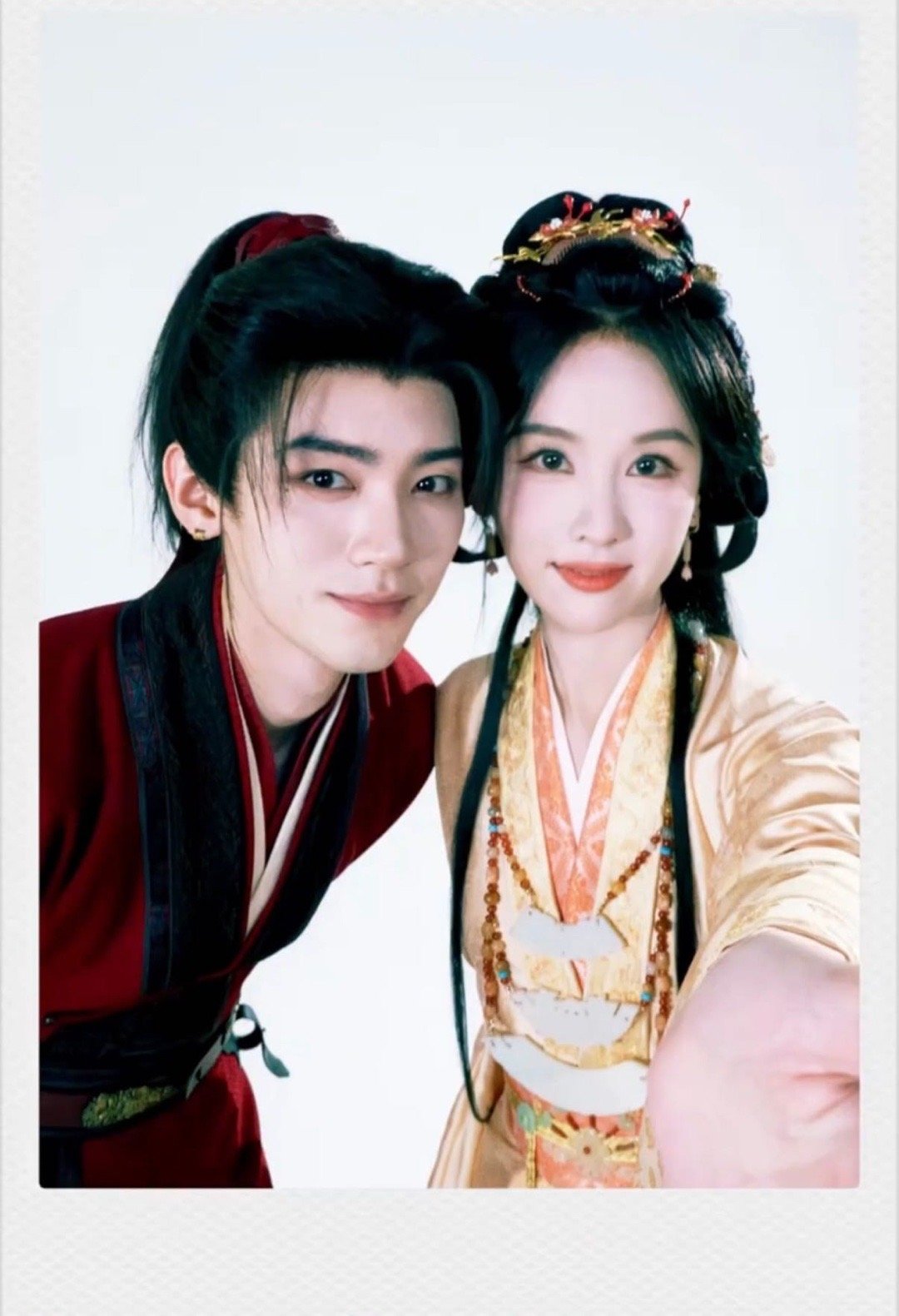 周翊然百搭与陈都灵组智性恋CP张力拉满，和张婧仪搭戏满是青春悸动，同任何搭档都能