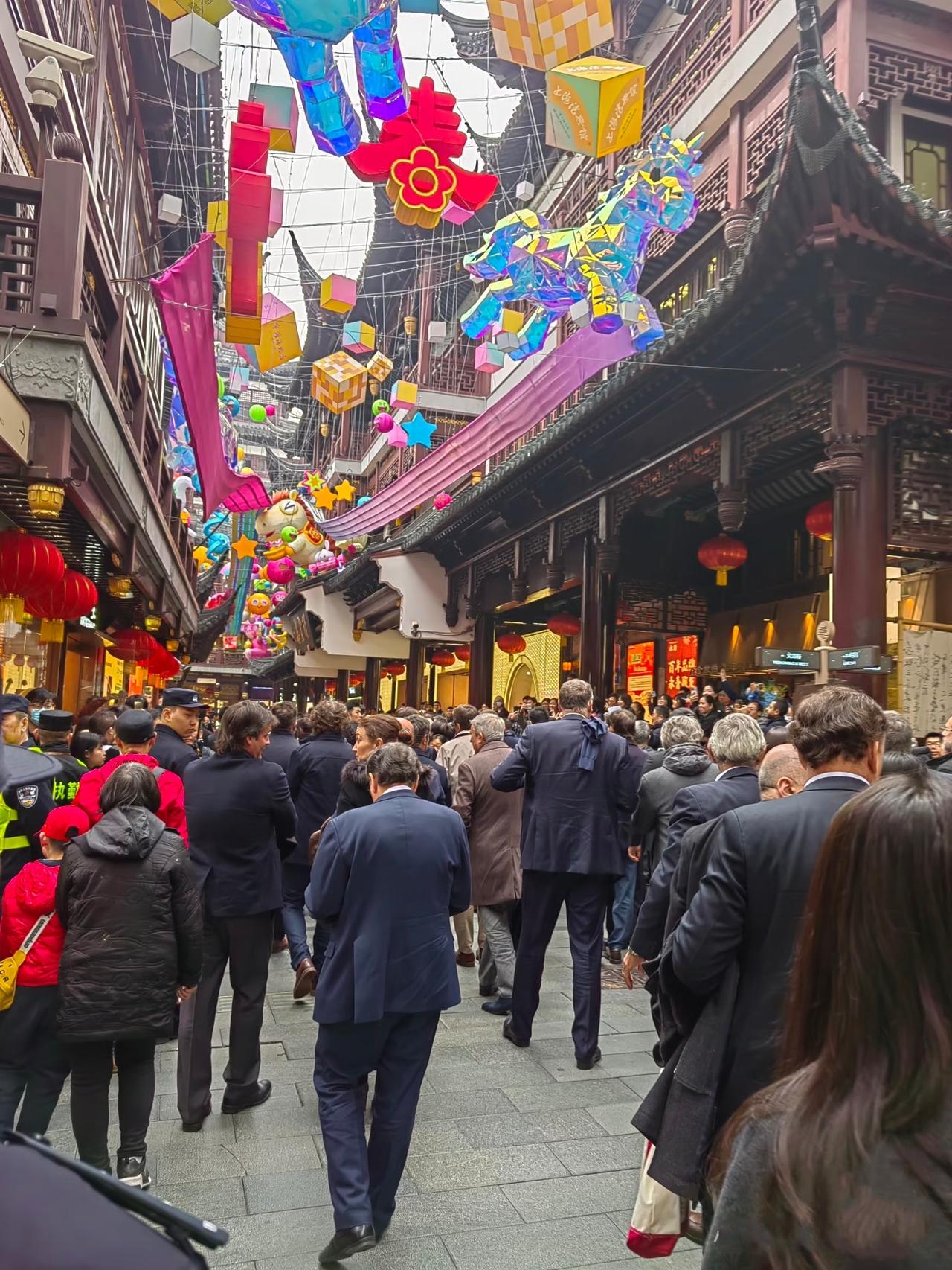 2月5日乌拉圭总统奥尔西访华第五天，逛上海豫园，接待人员看着好眼熟；从网友偶遇现