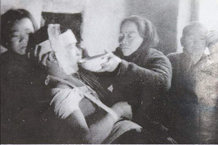 1936年，一红军团长因伤势过重逐渐没了气息。战友们含泪找来树枝杂草，轻轻盖在他