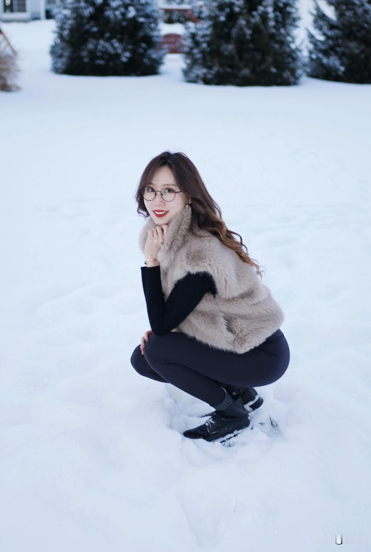 分享一下你的穿搭冬日穿搭指南：毛绒背心+黑色紧身裤，温暖又时尚！🌨️👗👢