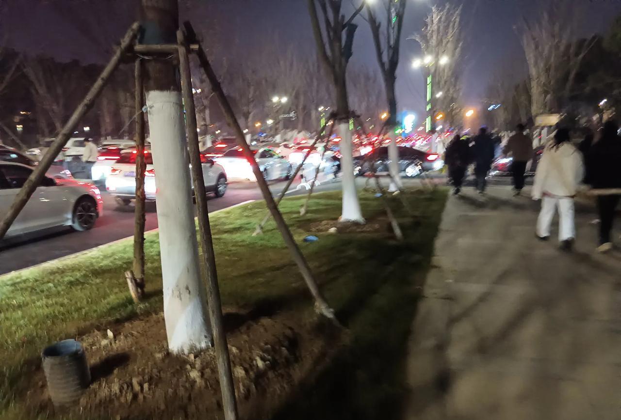 两车会车，路窄让个路怎么了？有必要大题小做闹得全网都知道吗？古人云:让人三尺又何