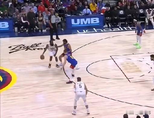 还是太忌惮登哥了！穆雷谈包夹哈登：“这是防守哈登最正确的策略了。”“包夹