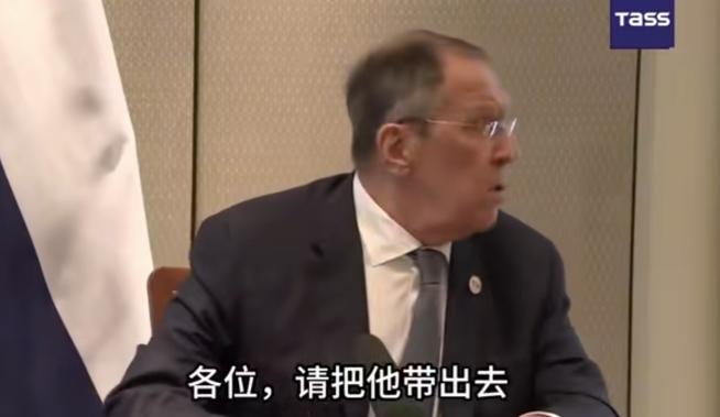 印度记者惹怒了大鹅外长！印度主持人和记者，基本就是这个德性，印度记者采访高志