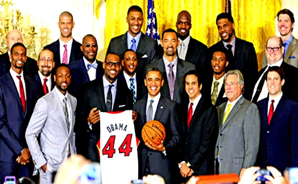 两张白宫合影，刷屏了。一张是特朗普接见冰球队，清一色白人面孔。另一张奥巴马接见N