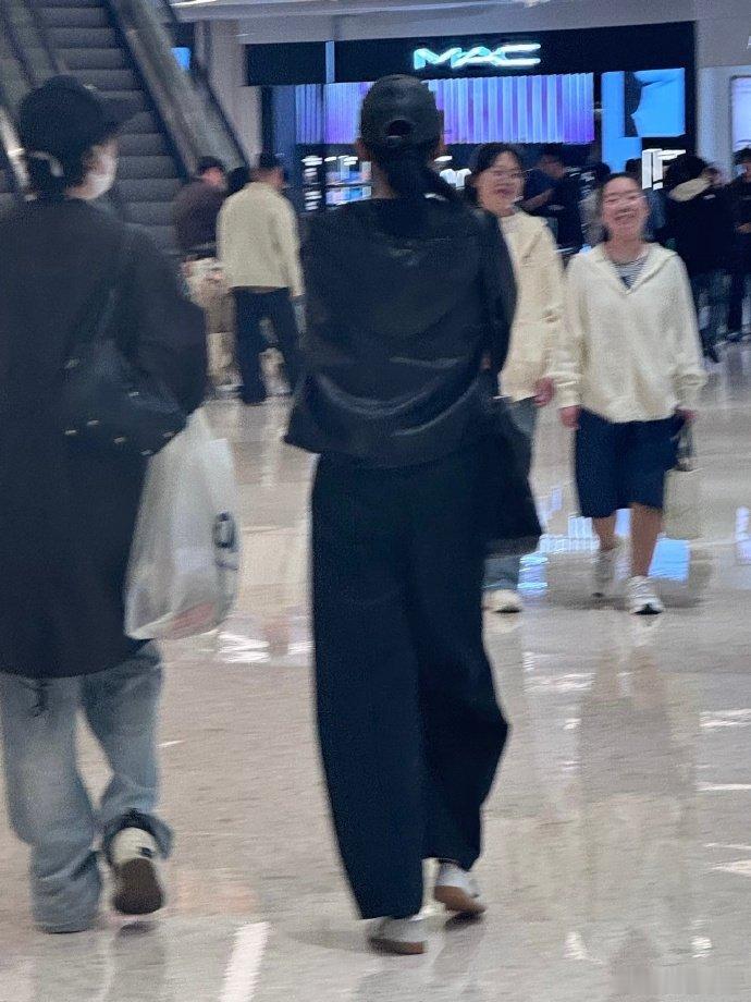 青岛偶遇关晓彤关晓彤低调现身青岛逛街，卸下妆容氛围感拉满，小脸干净清透，原来不是