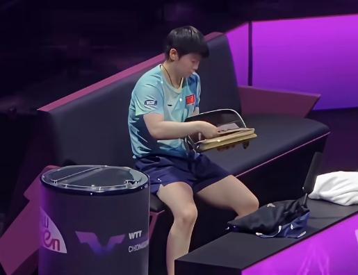 心疼莎莎啦，整场比赛结束后，她低着头，一言不发，情绪明显有些失落。尽管全场都是为