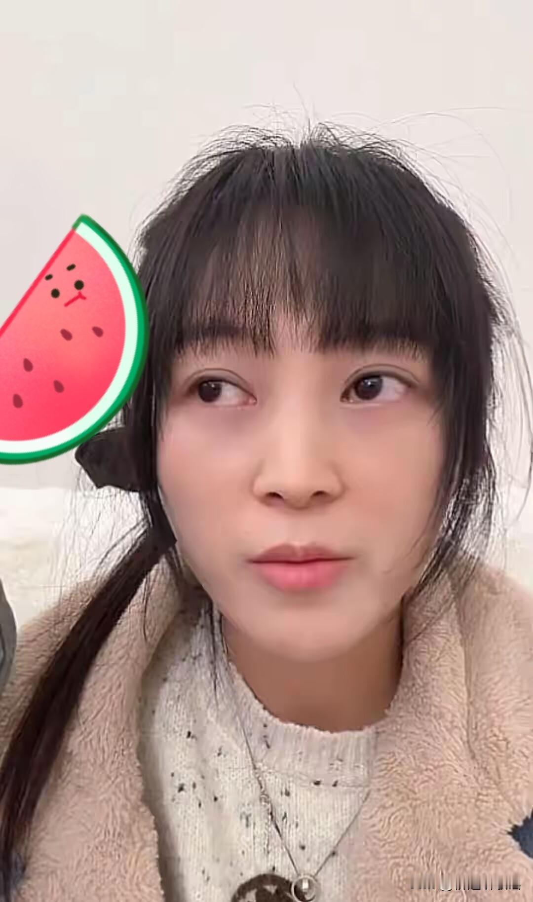 24日呆呆终于开播啦！大方澄清了几个问题，自己35岁了，没有结婚，不是独生女，还