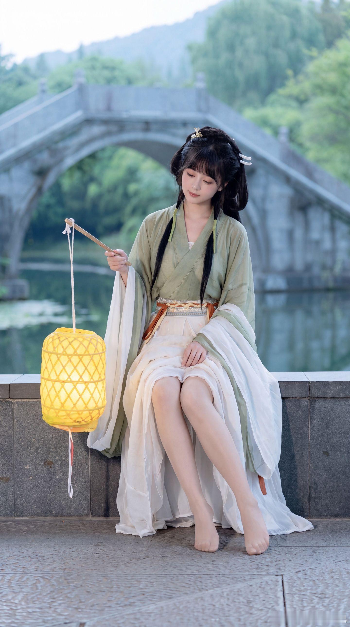 顶级街拍湖边美人。