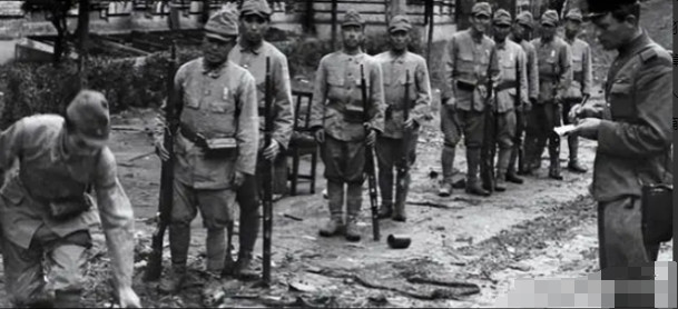 1945年8月15日，日本宣布投降后，在齐齐哈尔有几名落单的日本兵，见大势已去，