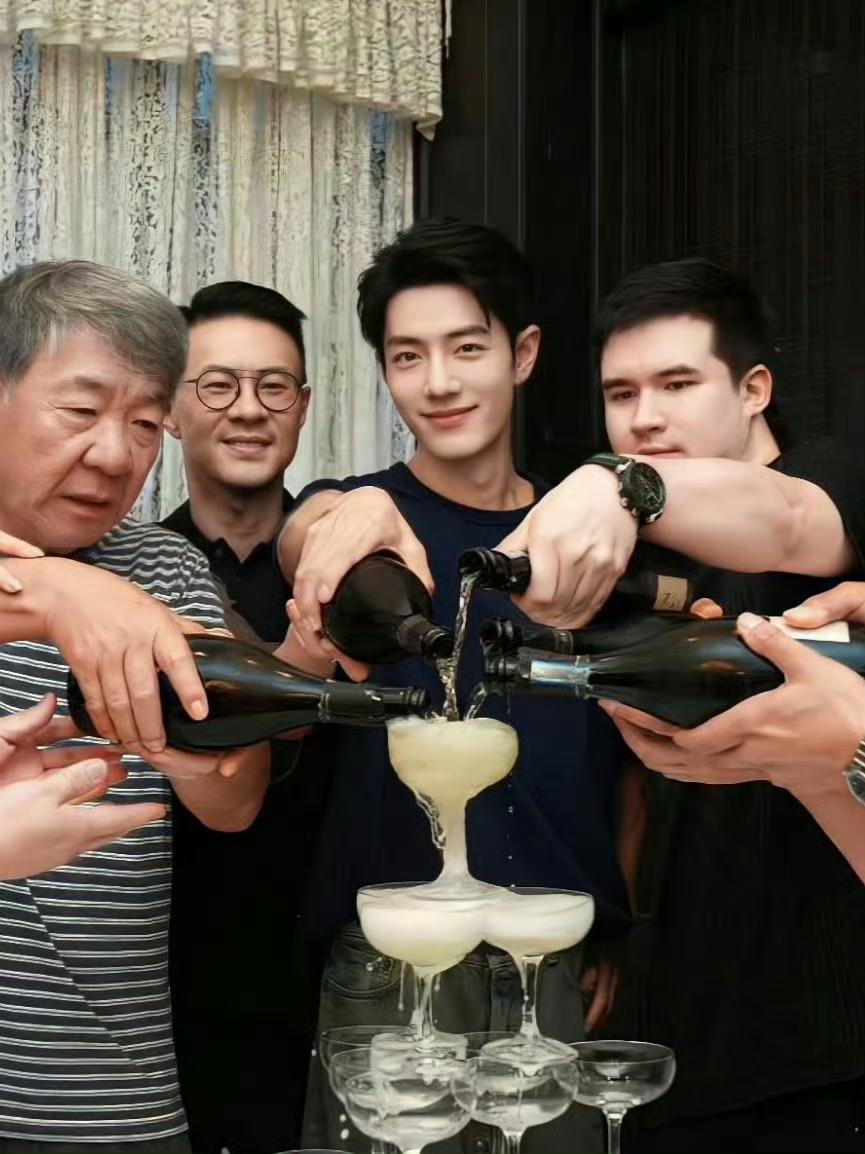 为什么会觉得肖战这张合影是家里人拍的？大家对比一下状态就明白了。首先排除是小室拍