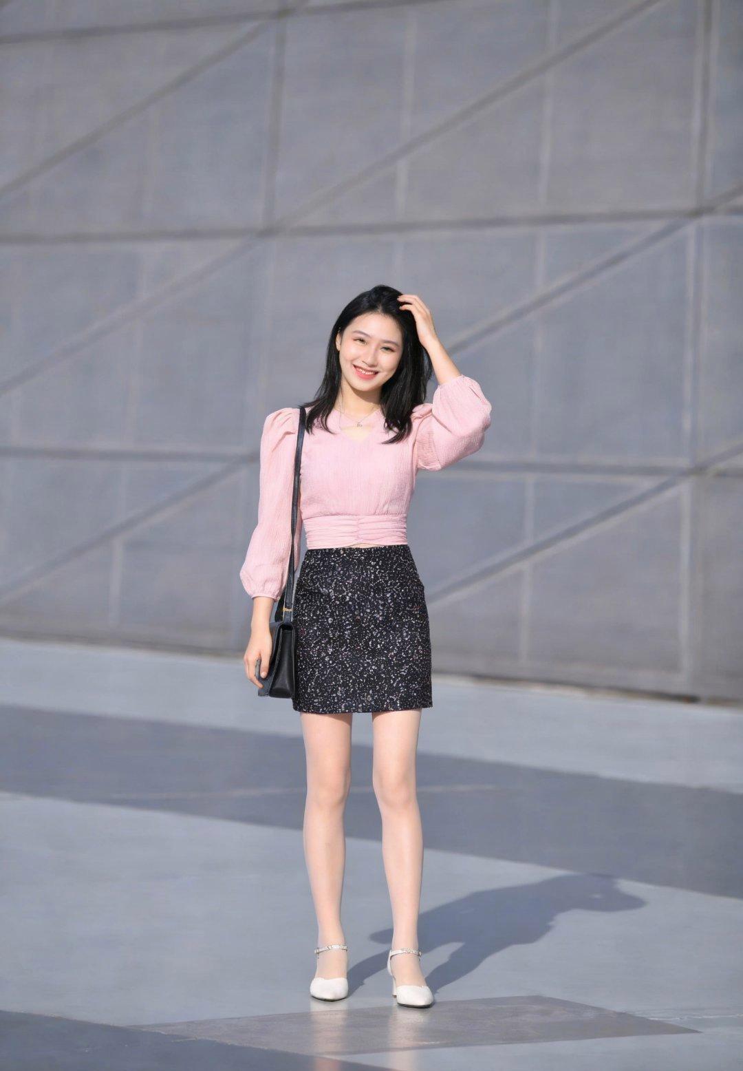 优雅迷人的裙装搭配，展现清新自然的美感。