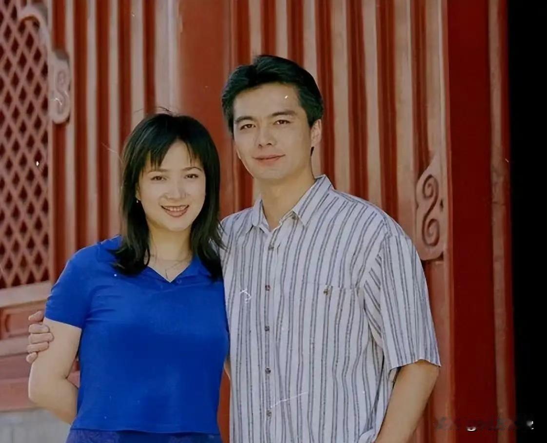 知名演员何晴突然因脑瘤去世，享年61岁，前夫许亚军的评论区沦陷了，原来他们曾经有