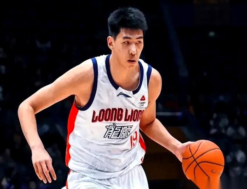 一场广州对同曦的比赛，把两个人的数据单直接钉在了一起：2米26的徐昕，对上万众瞩