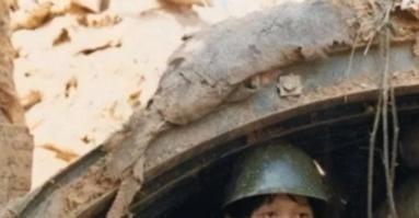 1983年，老山战役中，几名战士脱下军裤，面对女军医，双腿敞开，尴尬不已。女军医