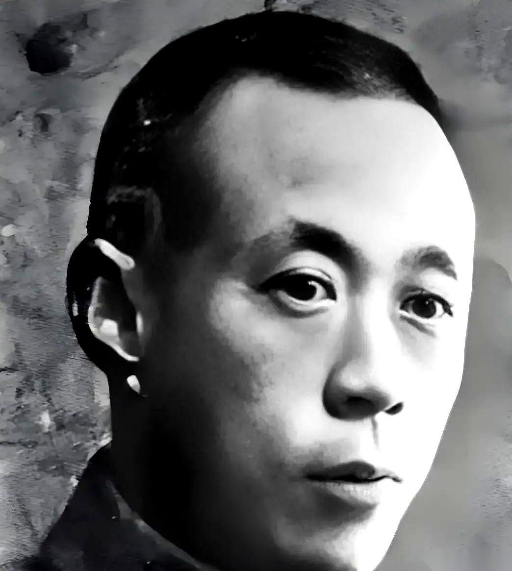 就这一声“当啷”。饭局上，一枚小铜钥匙掉在脚边。主人敬酒的手都没抖一下，好像浑