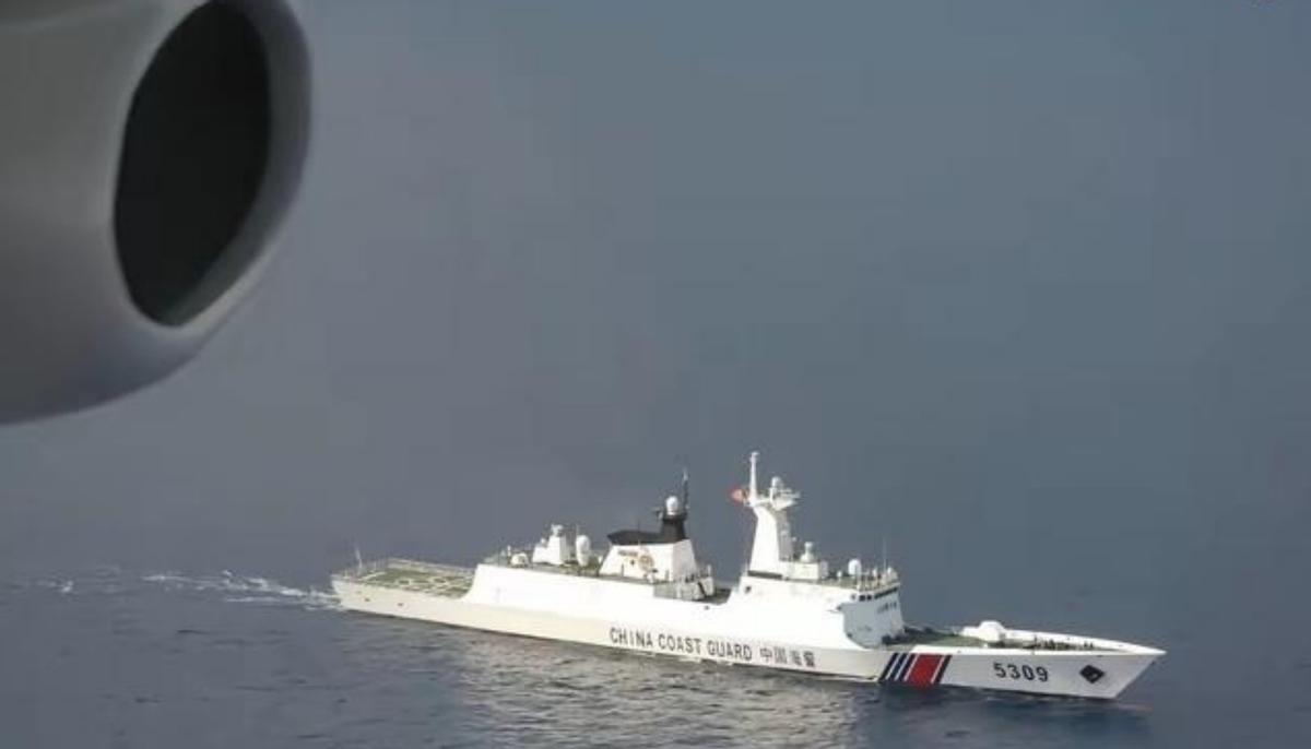 动手了！中国海警抵近中业岛，人员冲上礁，海警船随时戒备2026年5月16日，中