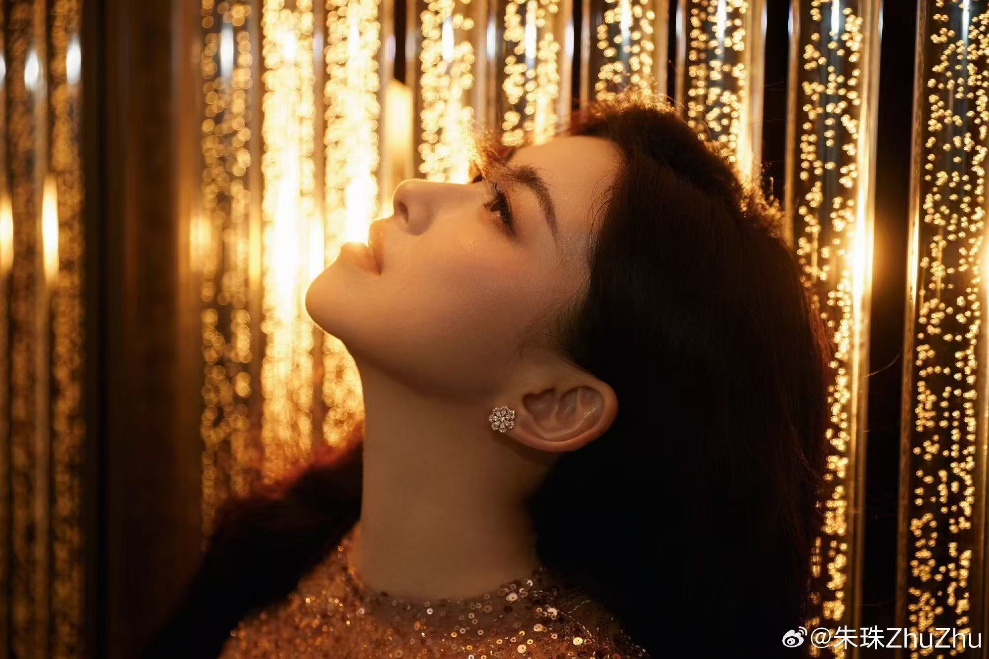 朱珠朱珠好绝的妈咪气质一边温柔陪伴，一边自在奔赴热爱，朱珠把平衡感拿捏到位。尊界