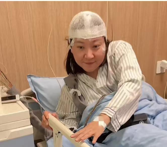 王暖暖，可以安心照顾儿子了。王暖暖直播时摔倒送院后，就提出和公司解约，担心解约
