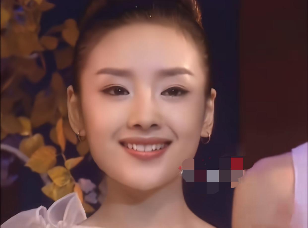 董洁当年在春晚的一个亮相，火遍全国，这么一张脸真的很像林间溪边的小鹿，清纯