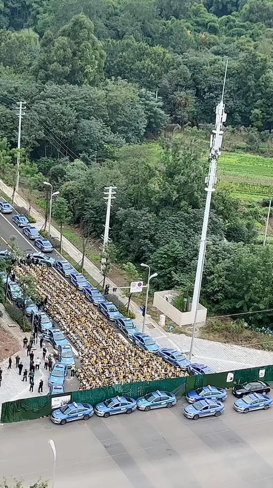 上次打出租车和司机闲聊，说从早上7点出车到晚上8点收车，就拉了个300多块钱。