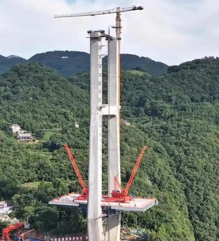 10月8日，印尼投资部长罗桑突然喊话要和中国谈雅万高铁债务重组，明明靠着这条高铁