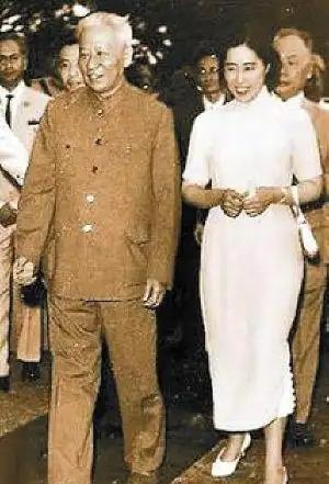 1948年，刘少奇在西柏坡迎娶了他的第六任妻子王光美。这是刘少奇一生中最后一段婚